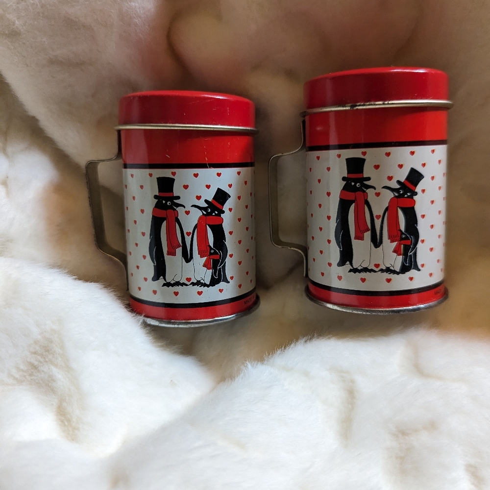 Vintage. Penguin tin salt and pepper